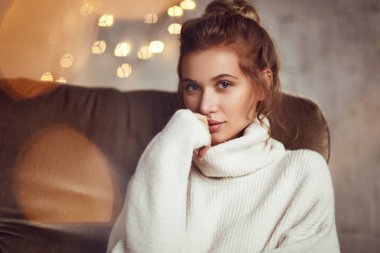 Kameraya poz kazaklı güzel kadın