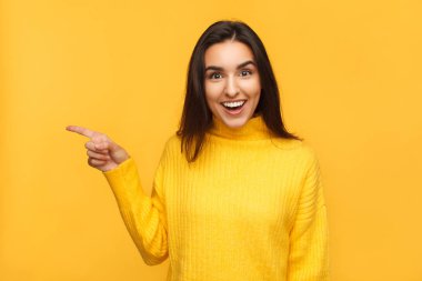 Esmer işaret eden uzak sarı hayran