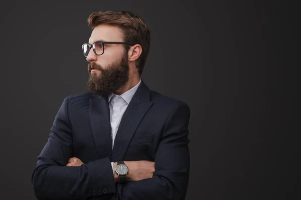 Eleganta mannen i formell kostym och glasögon — Stockfoto
