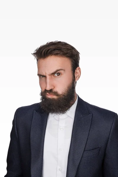 Takım elbiseli şüpheli sakallı adam — Stok fotoğraf