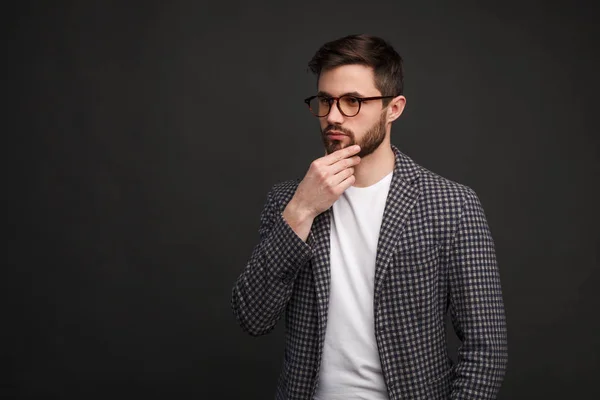 Pensativo chico de moda en gafas —  Fotos de Stock