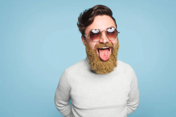 Сумасшедший игривый человек с блестящей бородой — стоковое фото