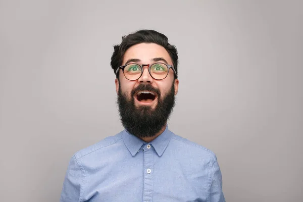 Hombre brillante mirando hacia arriba en la iluminación — Foto de Stock