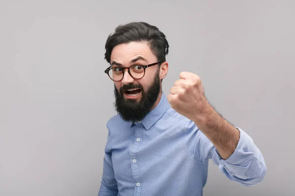 Бородатый мужчина показывает кулак — стоковое фото