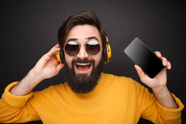 Modelo masculino de moda con gadgets —  Fotos de Stock