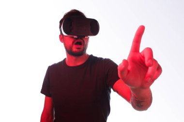 Hayret adam Vr gözlük havada dokunmadan