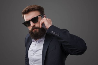 Konuşan şık acımasız adam