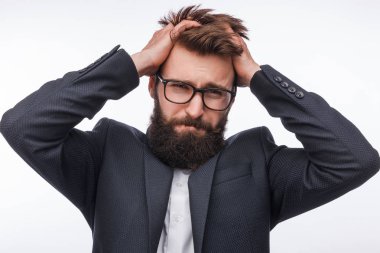 Umutsuz sakallı adam saçını çekerek