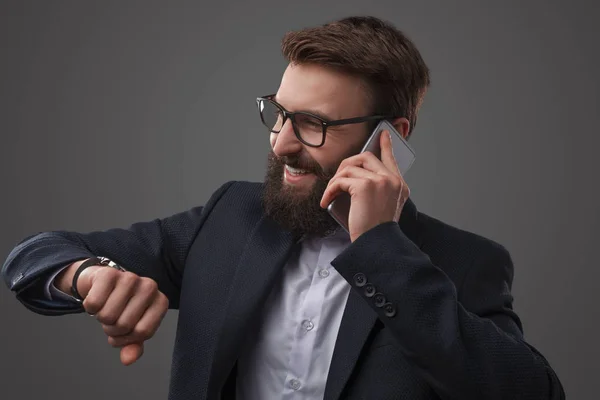 Stilig affärsman tala på telefon — Stockfoto