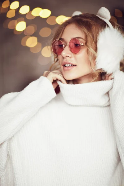 Snygg kvinna i vinter outfit — Stockfoto