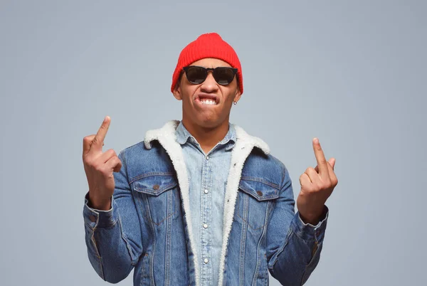 Orta parmak gösterilen siyah rapçi adam — Stok fotoğraf