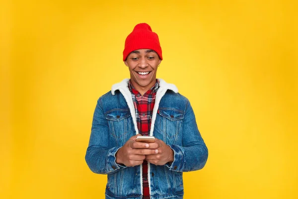 Chico emocionado explorando nuevo teléfono inteligente — Foto de Stock