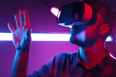 Sakallı adam Vr bardaklarda yeni dünya dokunmadan