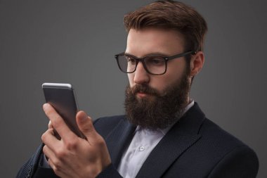 Zarif yakışıklı telefon kullanma