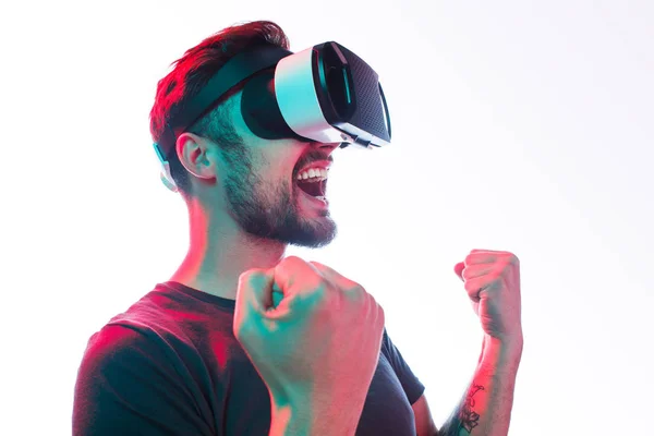 Homem feliz em óculos VR comemorar a vitória — Fotografia de Stock
