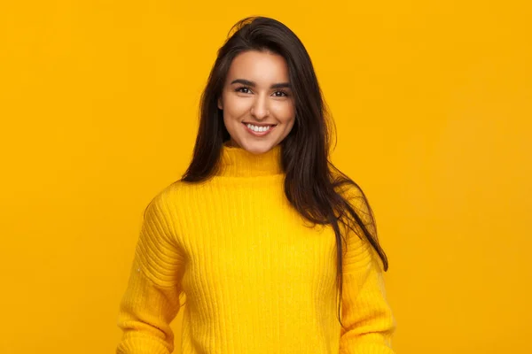 Charmiga framgångsrik flicka i gul — Stockfoto