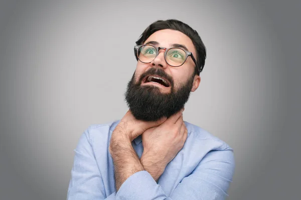 Uomo barbuto che soffre di soffocamento — Foto Stock