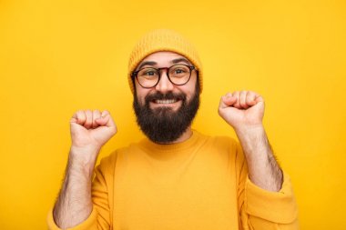 Heyecanlı hipster adam sarı