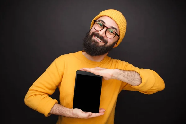 Hombre excitado mostrando nueva tableta —  Fotos de Stock