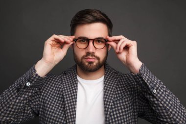 Gözlük zarif kendine güvenen adam