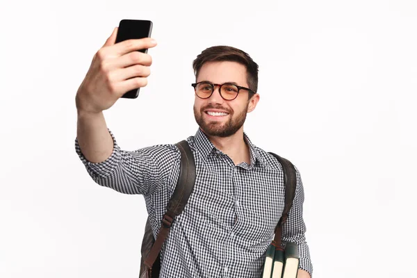 Estudante bonito tirando selfie com livros — Fotografia de Stock