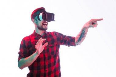 Uzağa işaret Vr bardaklarda neşeli adam