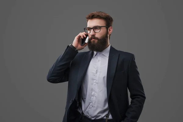 Hombre de negocios confiado hablando por teléfono —  Fotos de Stock