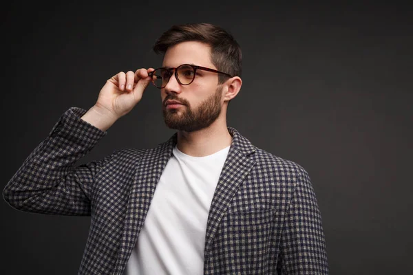 Hombre con clase en gafas en gris —  Fotos de Stock