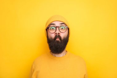 Çocukça hipster kameraya surat
