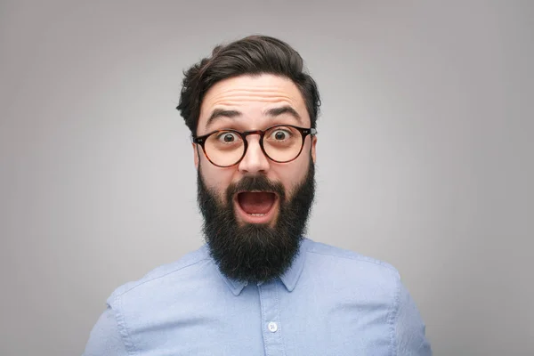 Shocked barbudo hombre en gafas — Foto de Stock