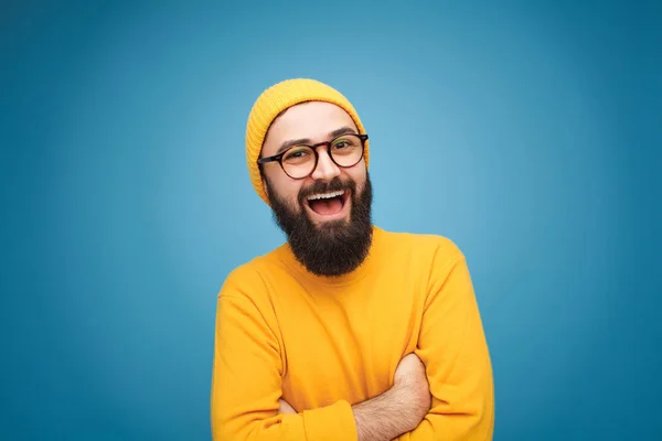 Sonriente chico de moda sobre fondo azul —  Fotos de Stock