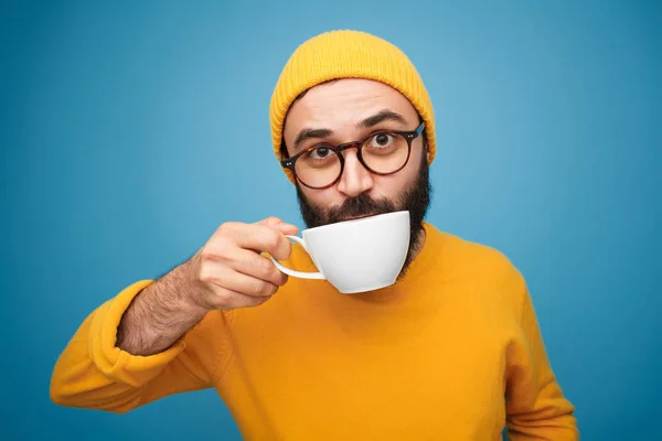 Κομψό άντρας πίνει καφέ — Φωτογραφία Αρχείου