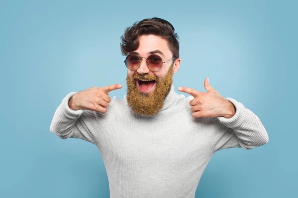 Homem com barba brilhante em azul — Fotografia de Stock