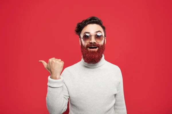 Homem moderno com barba brilhante apontando para longe — Fotografia de Stock