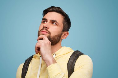 düşünceli adam çene dokunmadan