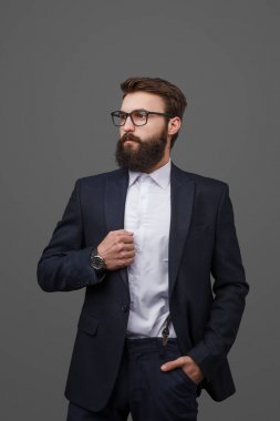 Yakışıklı erkek takım elbise modeli