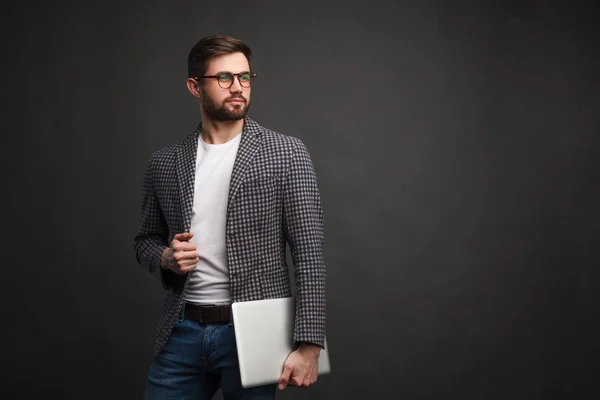 Eleganta självsäkra mannen med laptop — Stockfoto