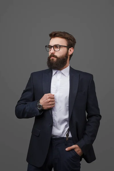 Knappe mannelijke model in pak — Stockfoto