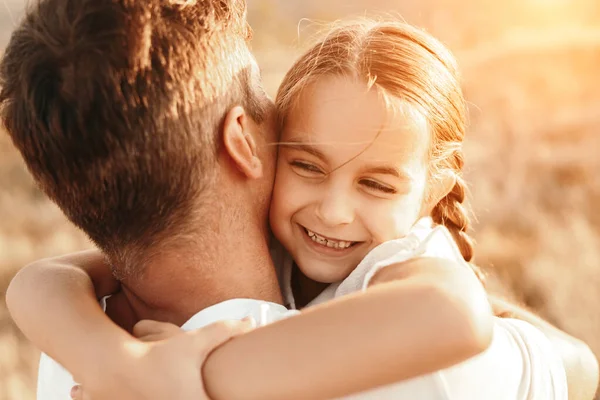 Szczęśliwa córka przytula ojca w naturze — Zdjęcie stockowe