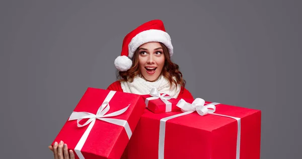 Donna stupita con mazzo di regali di Natale — Foto Stock