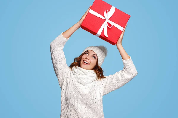 Izgalmas nő, aki a feje fölött tartja a csomagolt ajándékot. — Stock Fotó