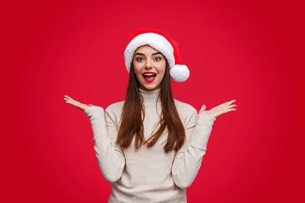 Podekscytowana kobieta z długimi włosami świętuje Boże Narodzenie — Zdjęcie stockowe