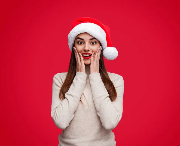 Donna sorpresa a Babbo Natale cappello e maglione — Foto Stock