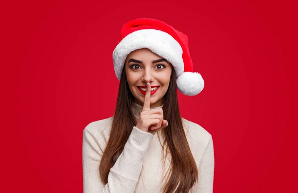 Fröhliches Weibchen bittet am Weihnachtstag um Geheimhaltung — Stockfoto