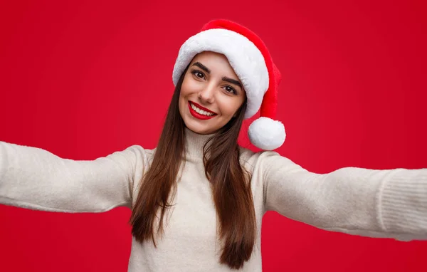 Glimlachende dame neemt Kerstmis selfie — Stockfoto