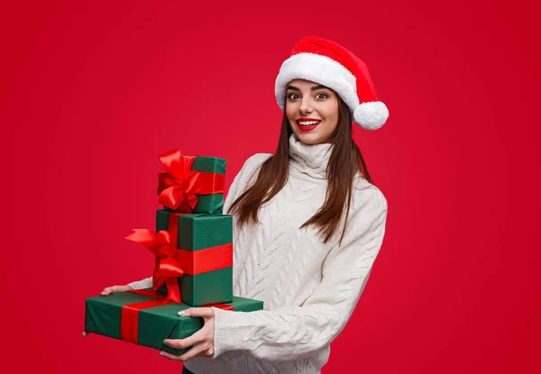 Mulher encantada carregando presentes de Natal — Fotografia de Stock