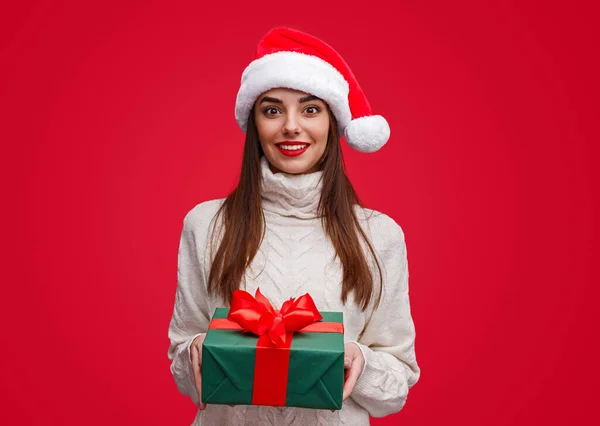 Jonge vrouw geeft kerstcadeau — Stockfoto