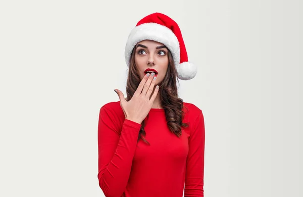 Geschokte vrouw kijkt omhoog op kerstdag — Stockfoto