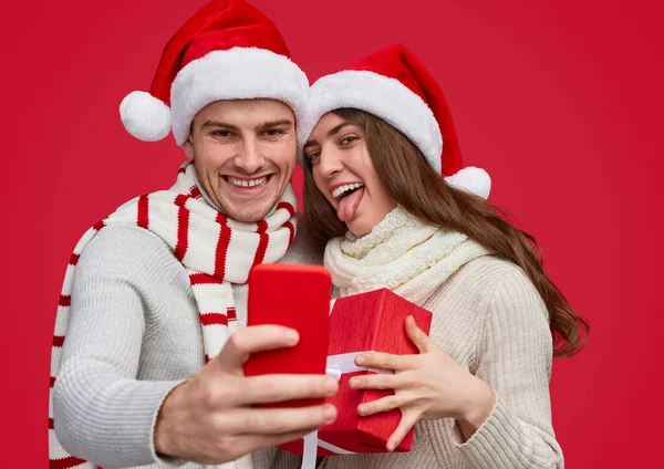 Casal feliz tomando selfie com presente de Natal — Fotografia de Stock