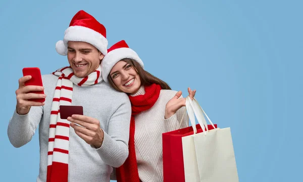 İnternetten Noel alışverişi yapan genç bir çift. — Stok fotoğraf